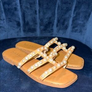 Nicole Miller Tan Hobbin Sandals with Pearl Details Size 8.5